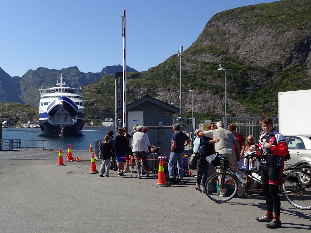 Warten auf die Fähre nach Bodö (Festland).