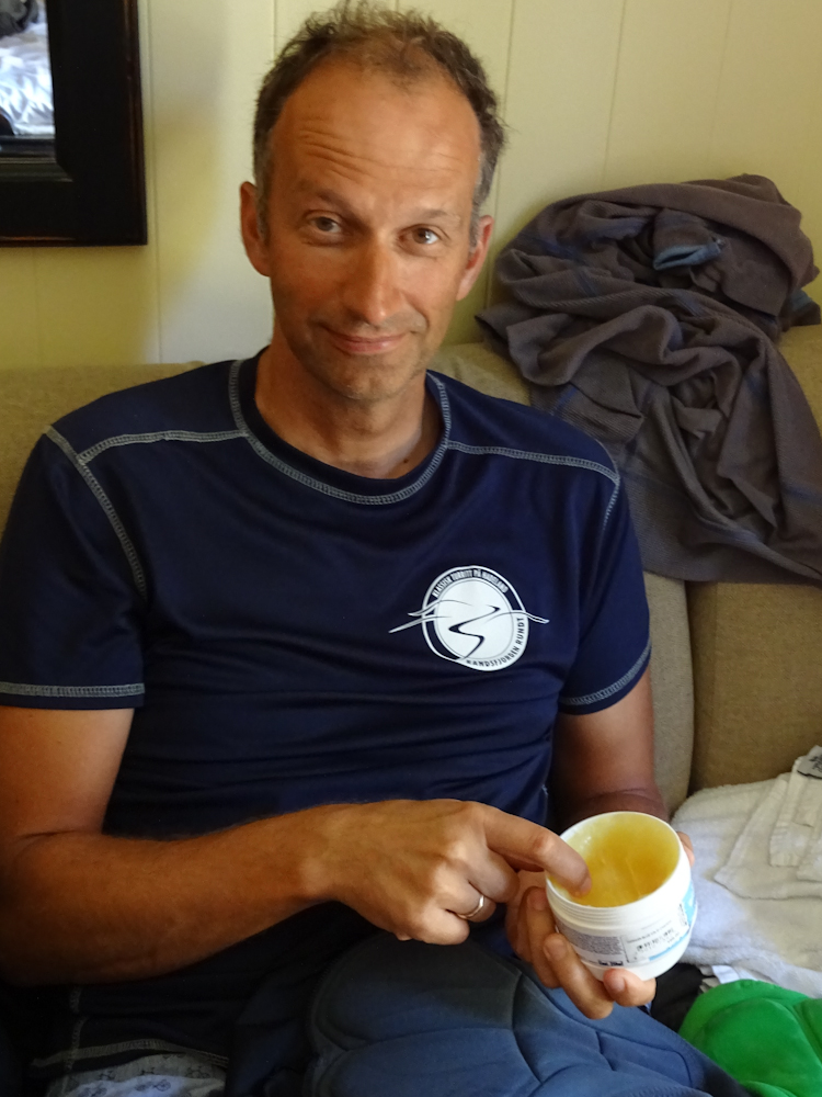 Morgenritual: Spezialcreme für das Hinterteil.