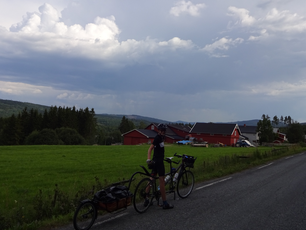 Dunkle Wolken künden ein Gewitter an.